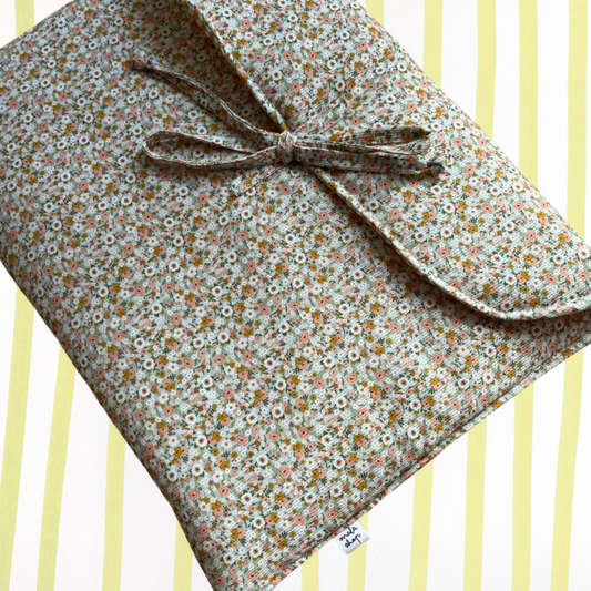 FUNDA FLORES Y RAYAS AMARILLAS